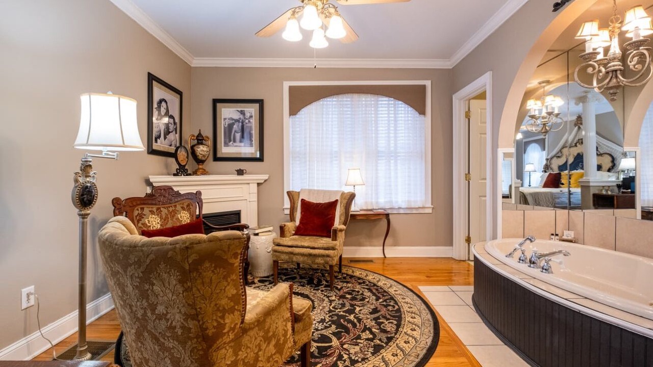 Photo of Livingroom in East of Broadway