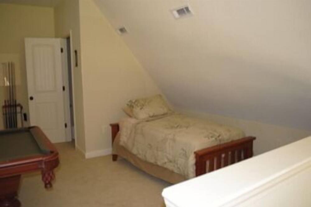 Photo of Bedroom in Counce