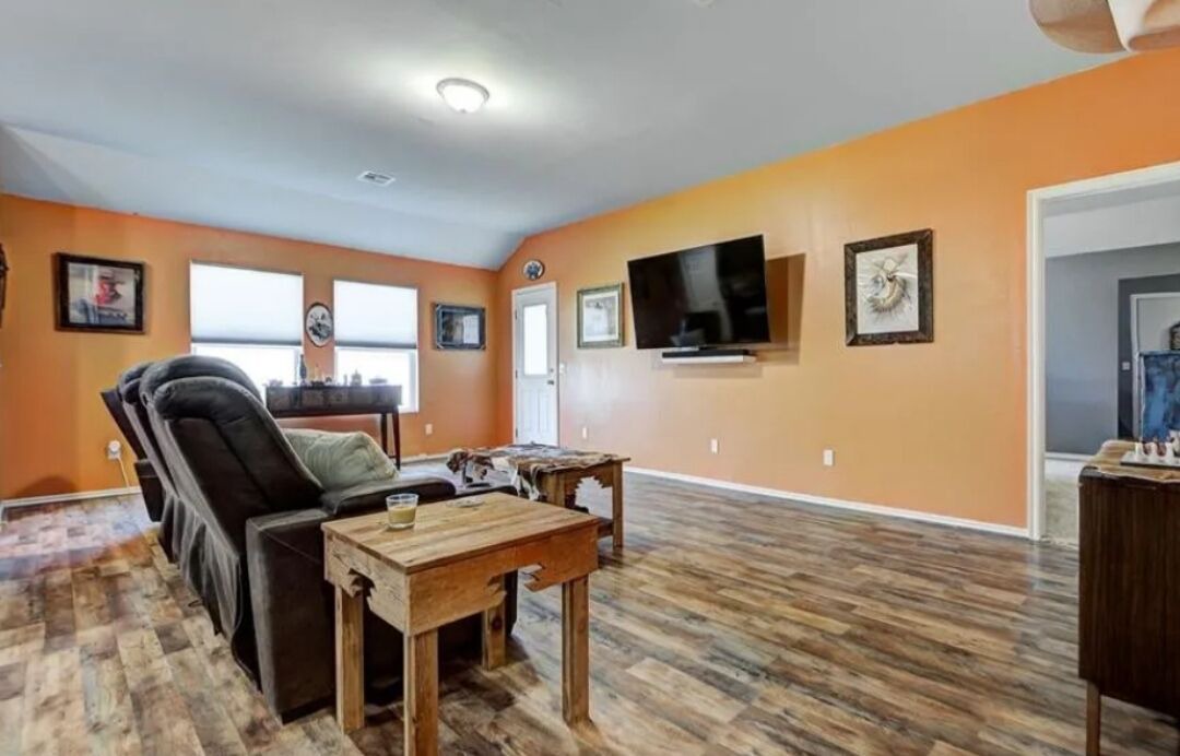 Photo of Livingroom in Mustang