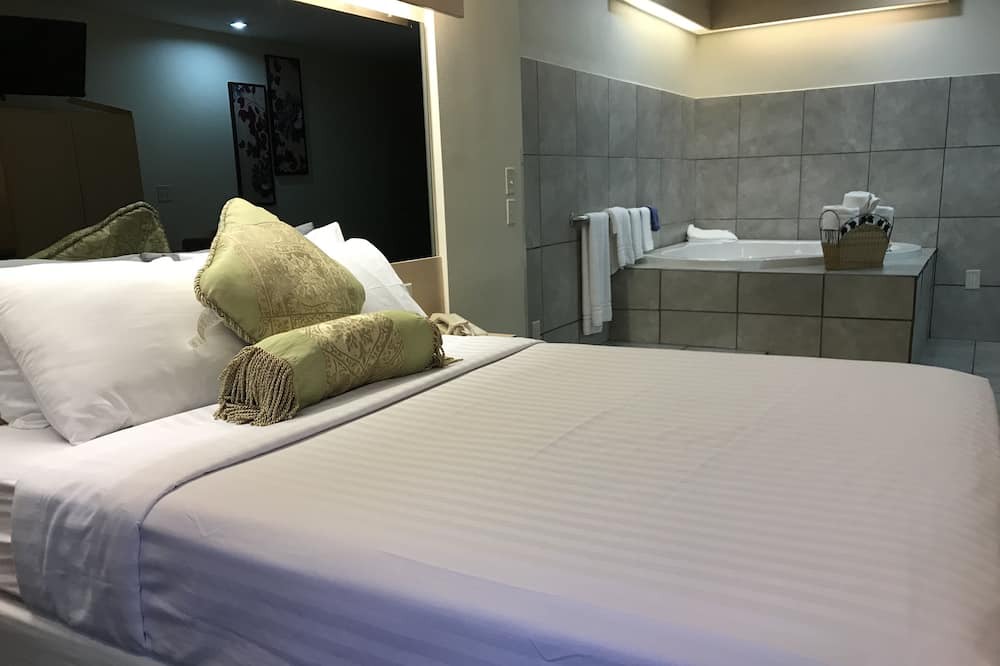 Photo of Bedroom in Carlyle Lake