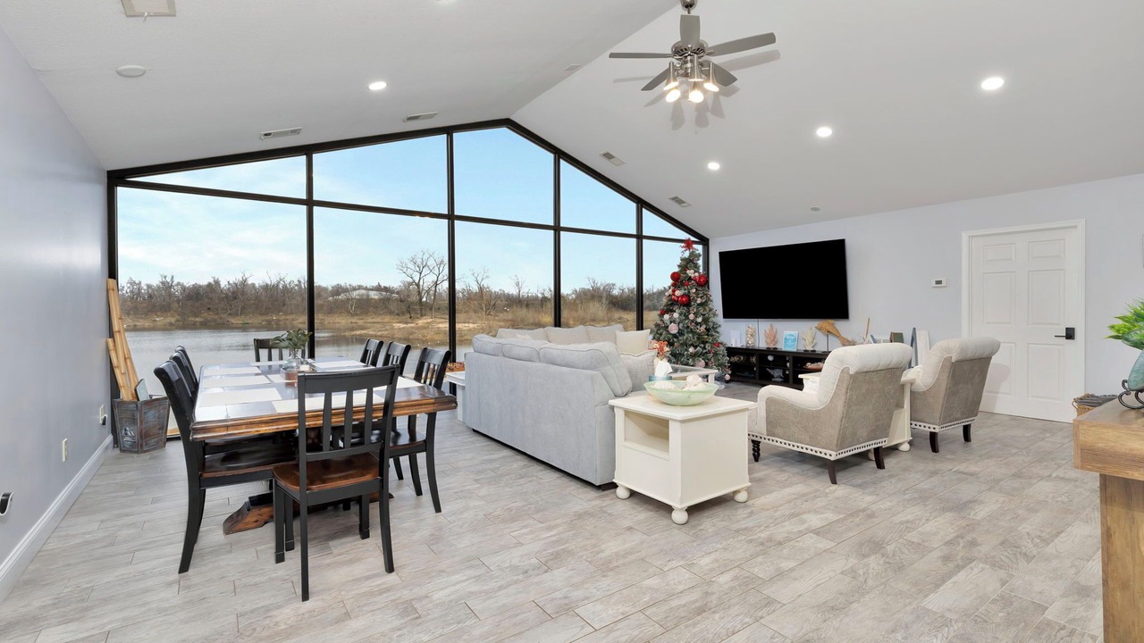 Photo of Livingroom in Harvey County