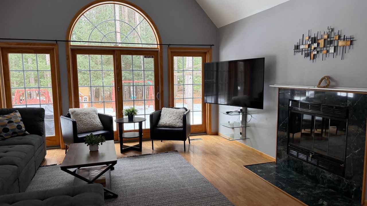 Photo of Livingroom in Lake Shore Estates
