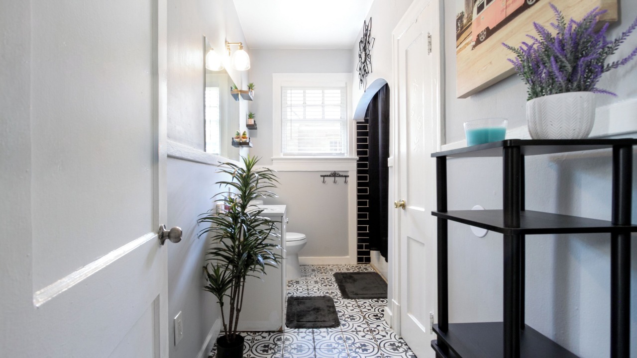 Photo of Bathroom in Cooper-Young Historic District