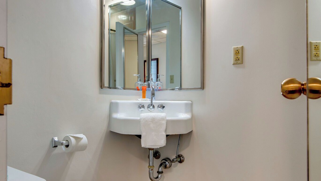 Photo of Bathroom in Music Row