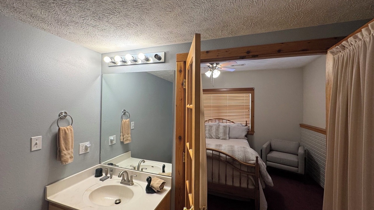 Photo of Bathroom in Eureka Springs Historic District