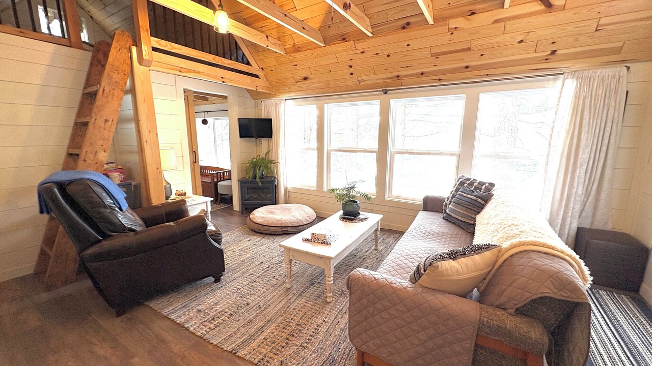 Photo of Livingroom in Jim Falls