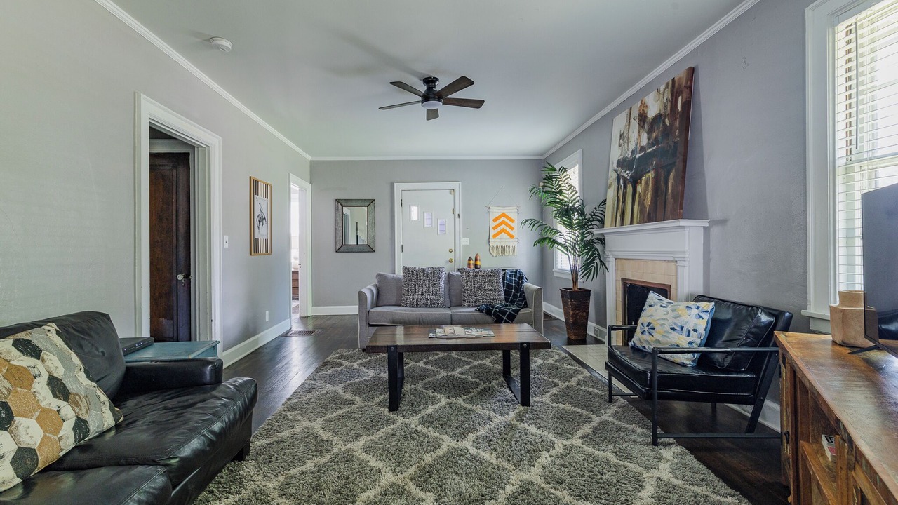 Photo of Livingroom in Hillsboro West End
