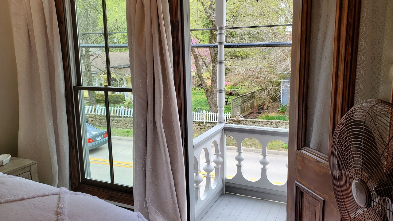 Photo of Bedroom in Eureka Springs Historic District