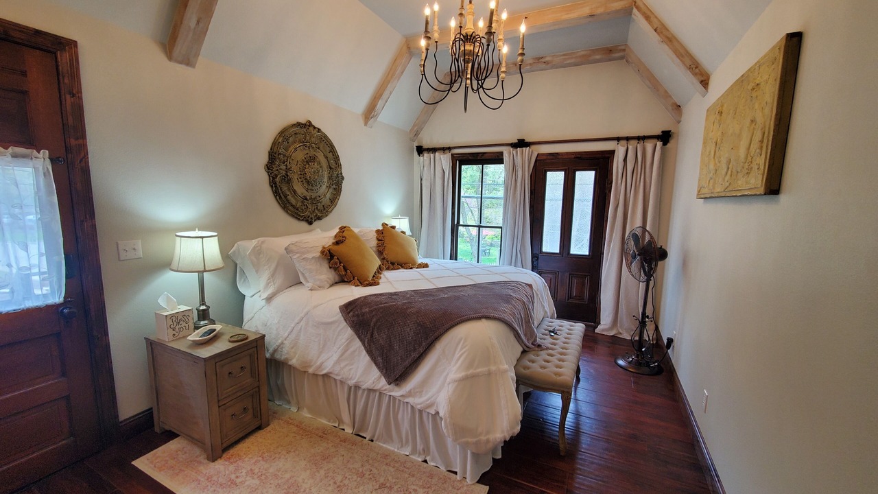 Photo of Bedroom in Eureka Springs Historic District