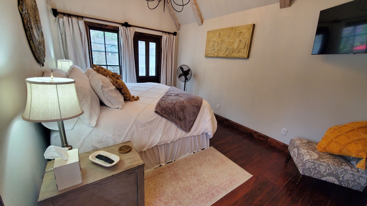 Photo of Bedroom in Eureka Springs Historic District