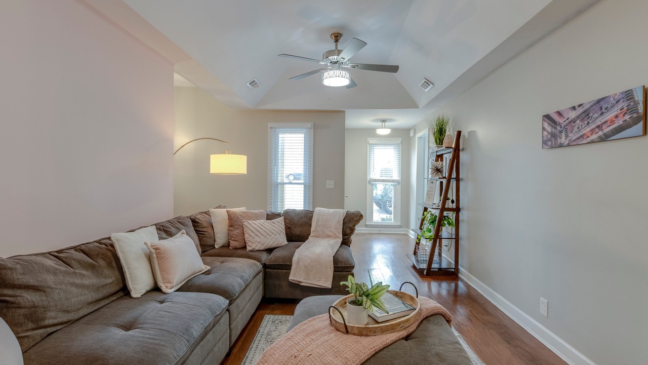 Photo of Livingroom in Hillsboro West End
