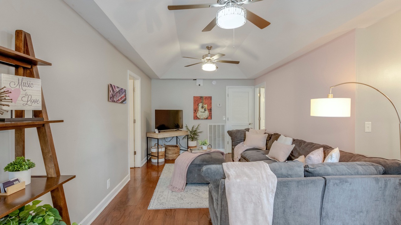 Photo of Livingroom in Hillsboro West End