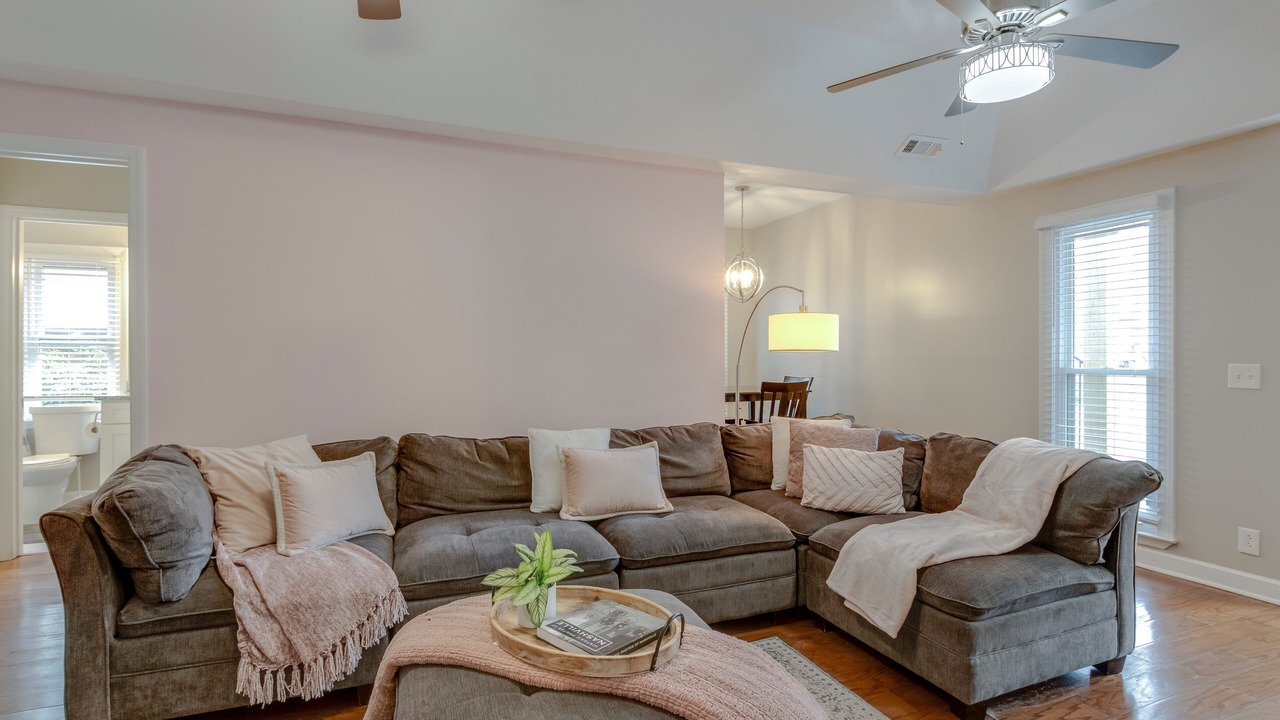 Photo of Livingroom in Hillsboro West End