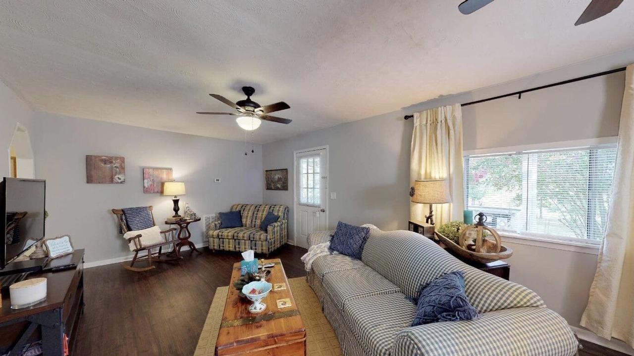 Photo of Livingroom in Madisonville