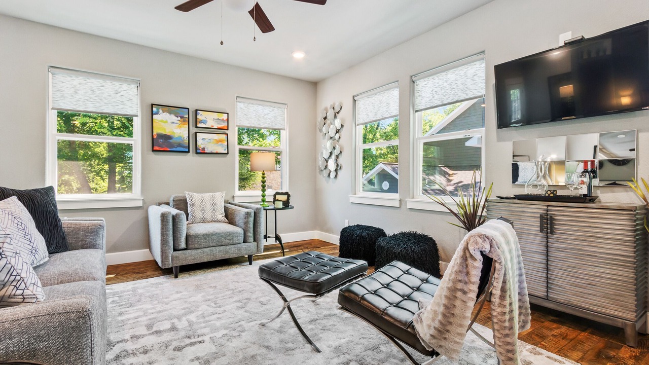 Photo of Livingroom in Downtown
