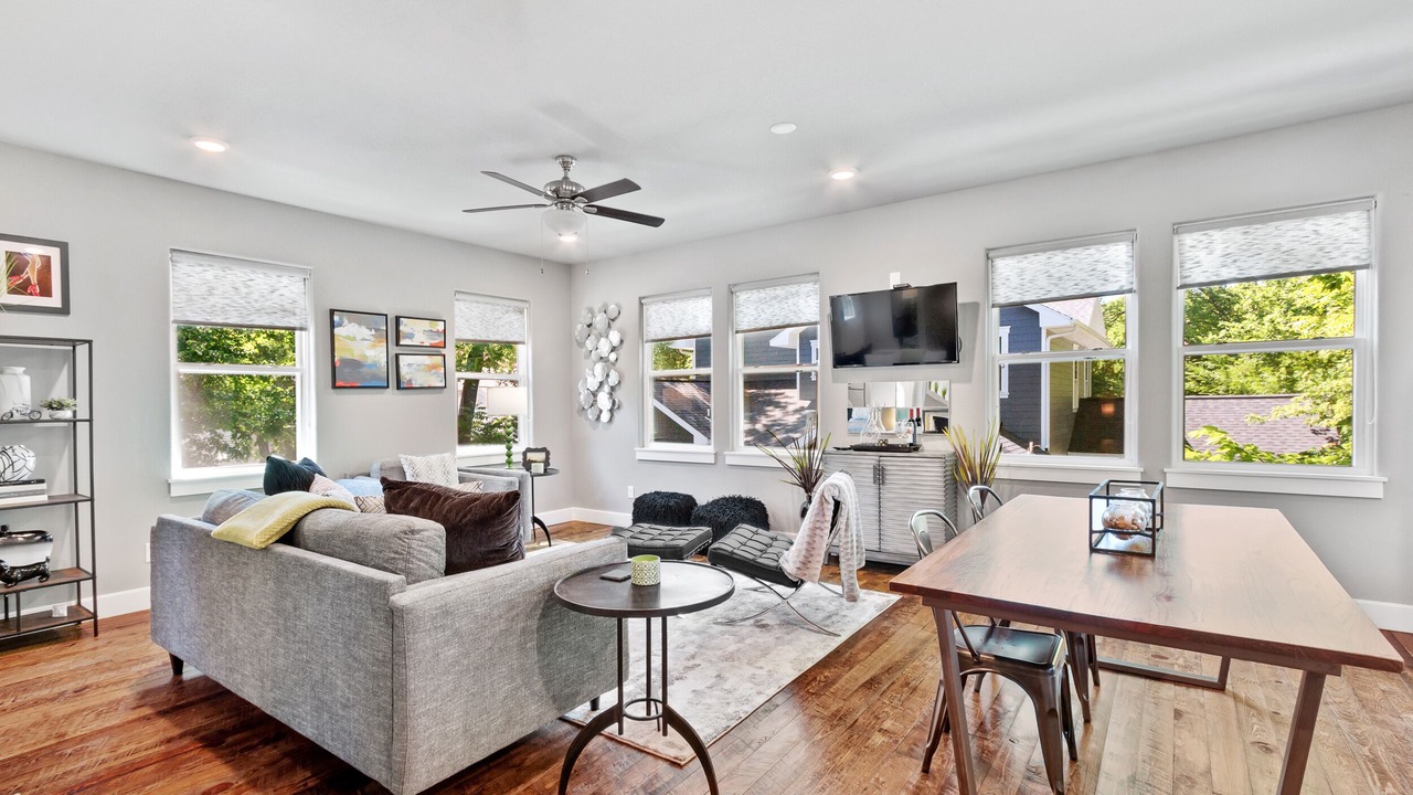 Photo of Livingroom in Downtown