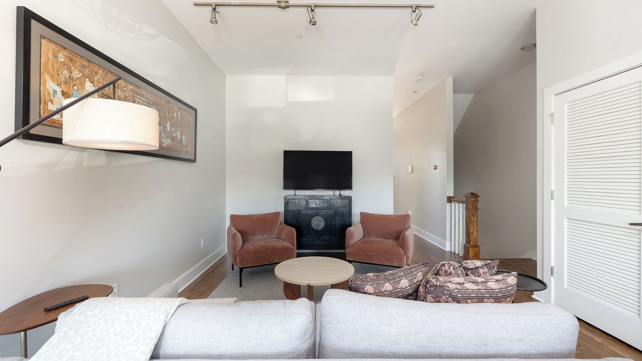 Photo of Livingroom in 12 South