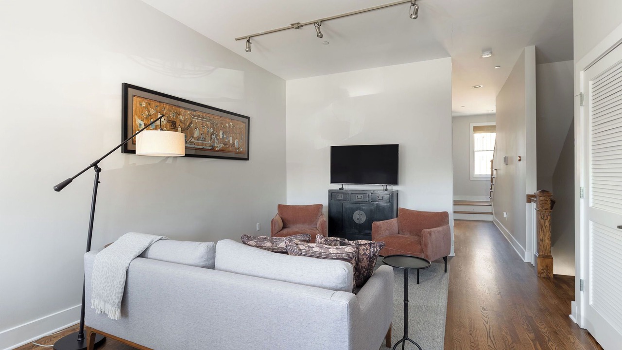 Photo of Livingroom in 12 South