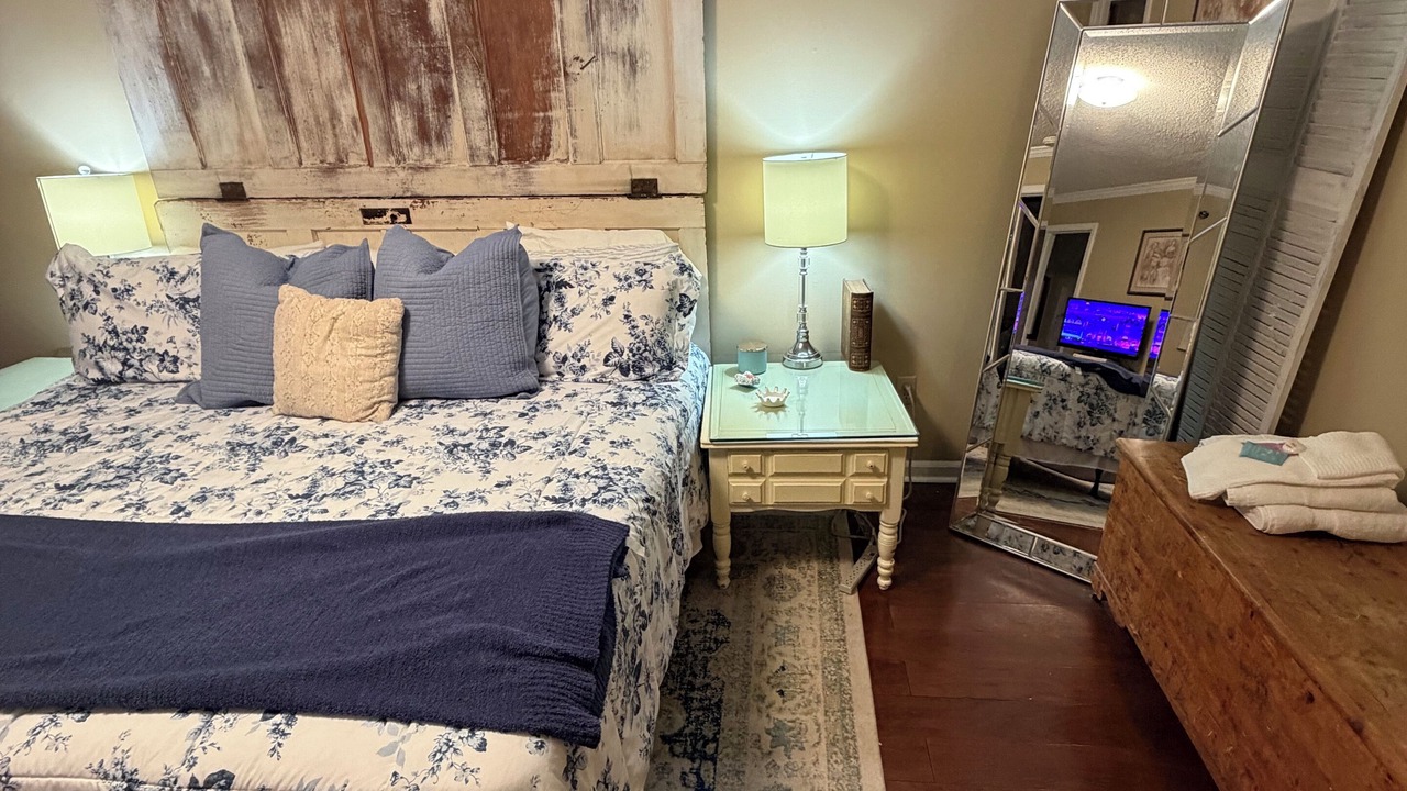 Photo of Bedroom in Royal Oaks