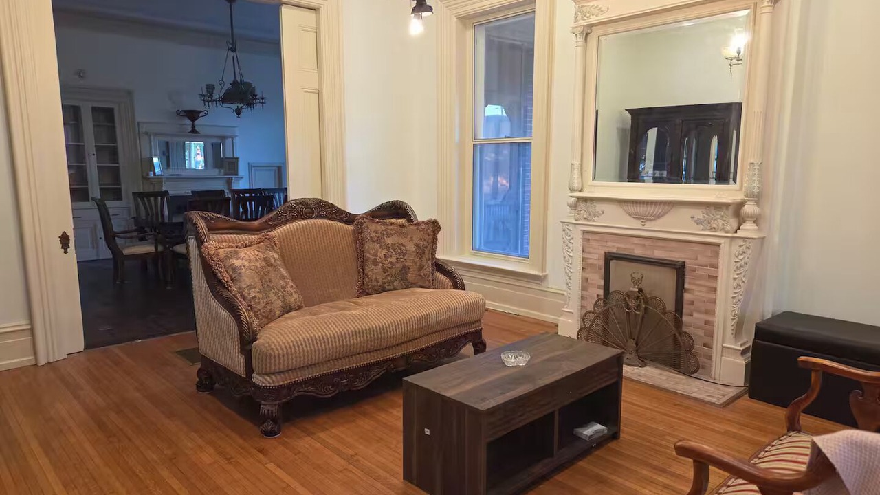Photo of Livingroom in Downtown Springfield
