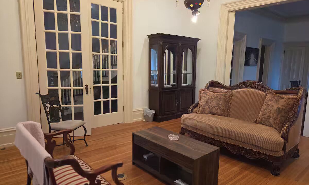 Photo of Livingroom in Downtown Springfield