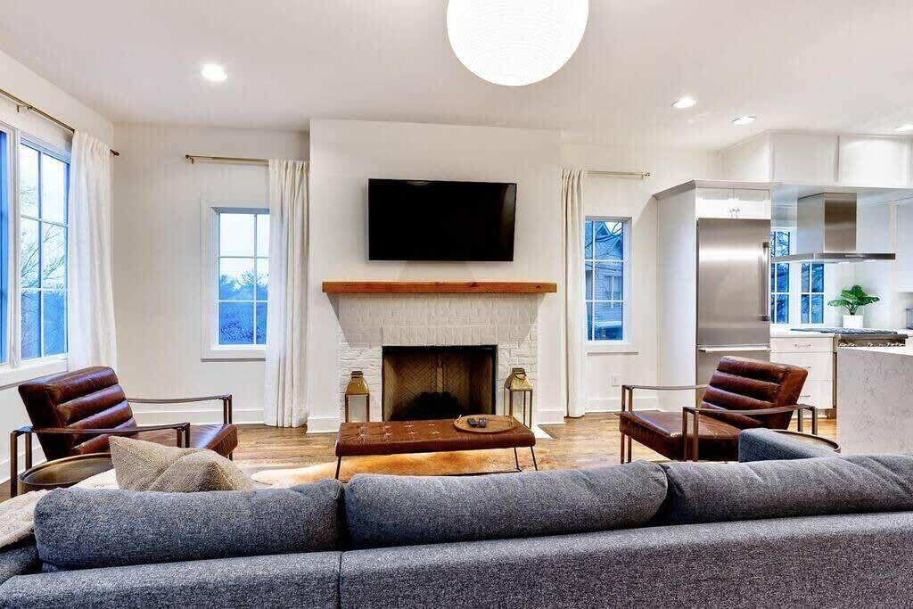Photo of Livingroom in Hillsboro West End