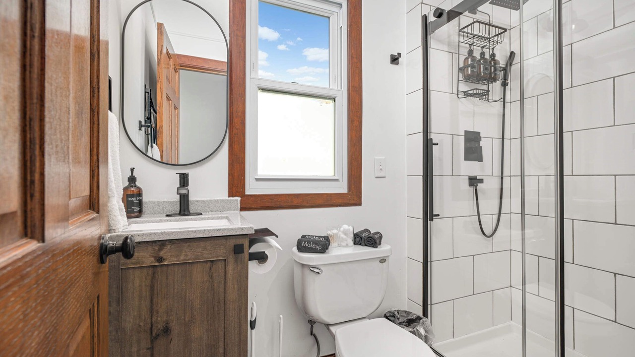 Photo of Bathroom in Lyn-Lake
