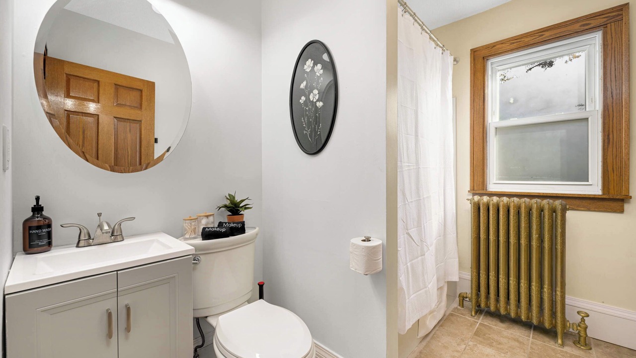 Photo of Bathroom in Lyn-Lake