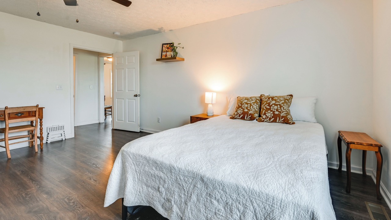 Photo of Bedroom in Cave City