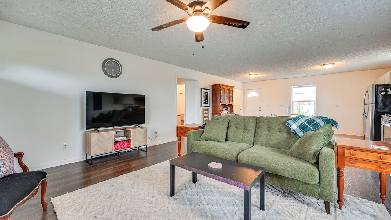 Photo of Livingroom in Cave City