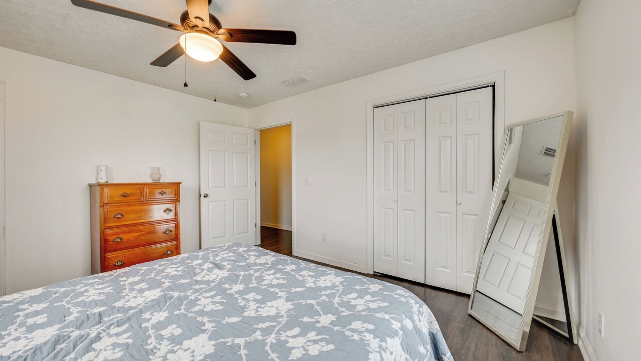 Photo of Bedroom in Cave City