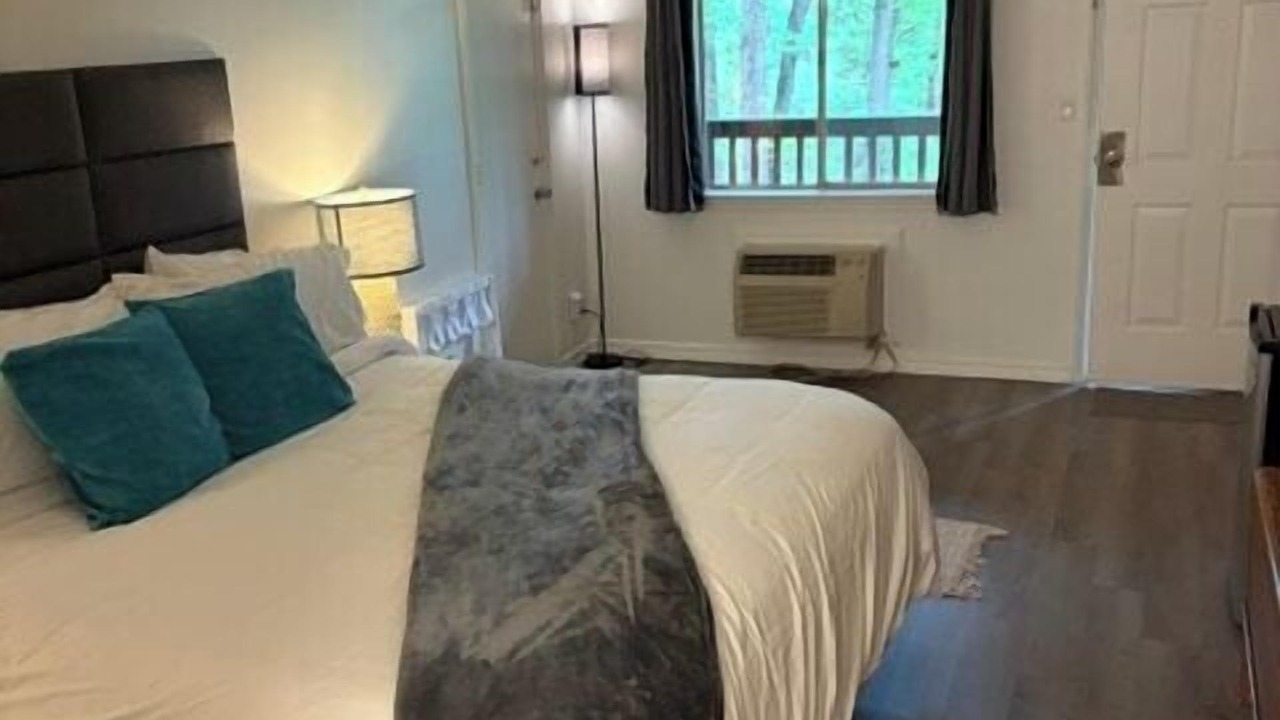 Photo of Bedroom in Eureka Springs Historic District