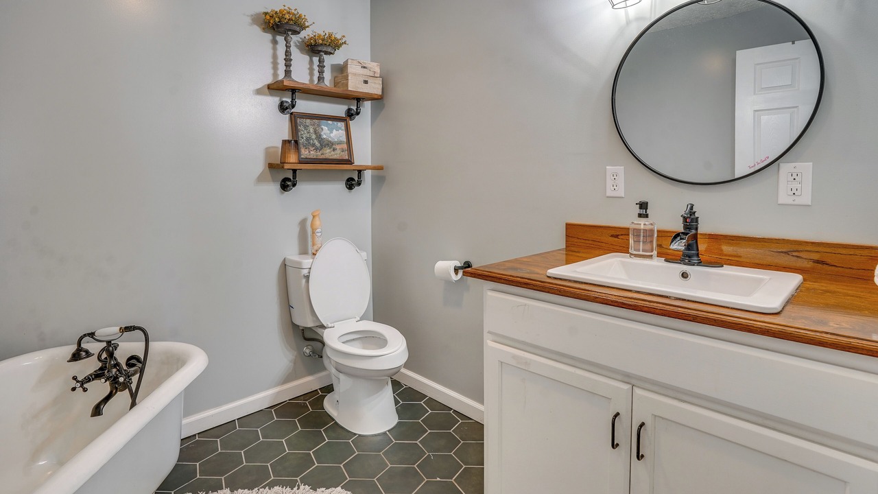 Photo of Bathroom in Almo