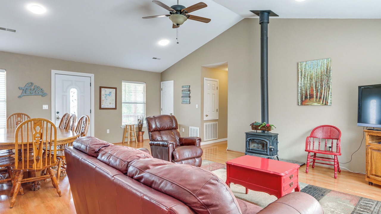 Photo of Livingroom in Sylvan Shores