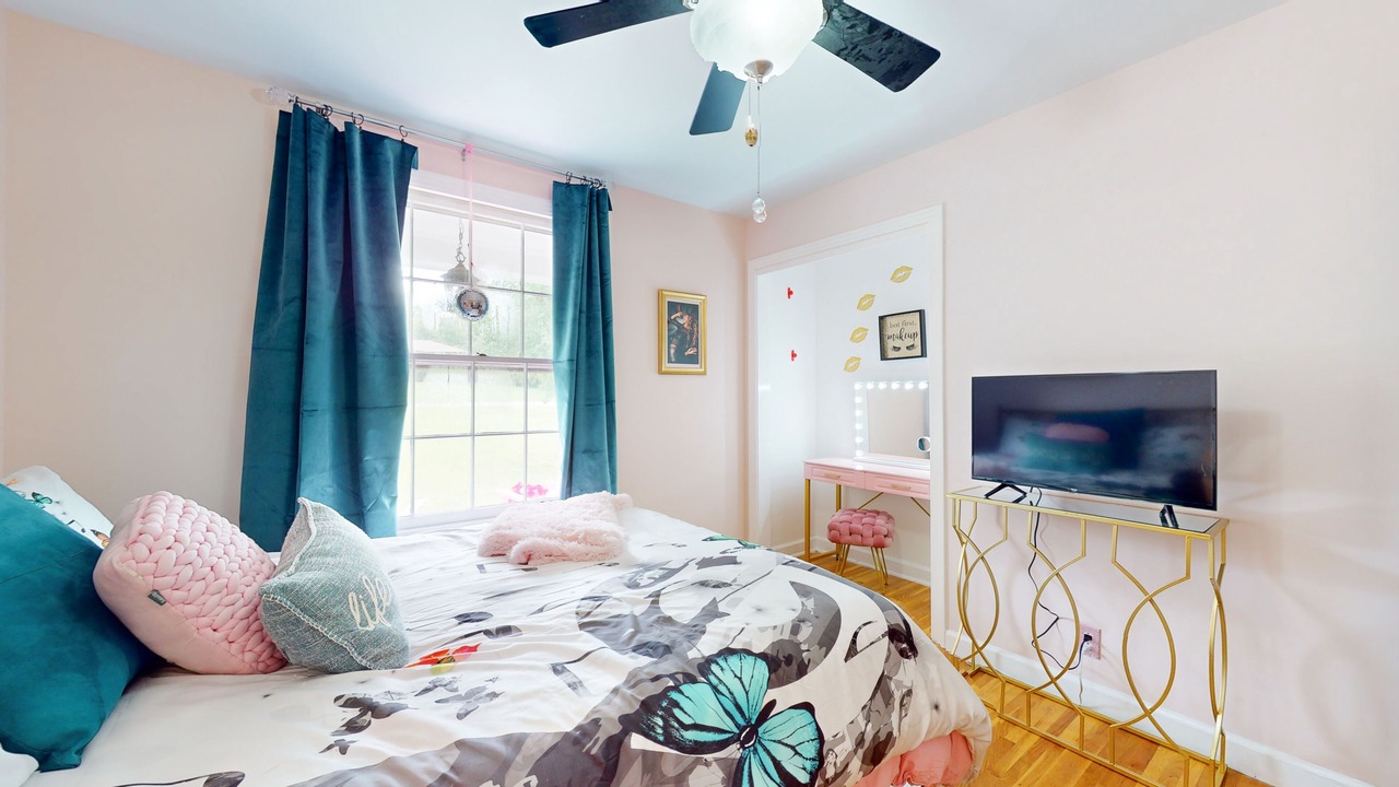 Photo of Bedroom in Hendersonville