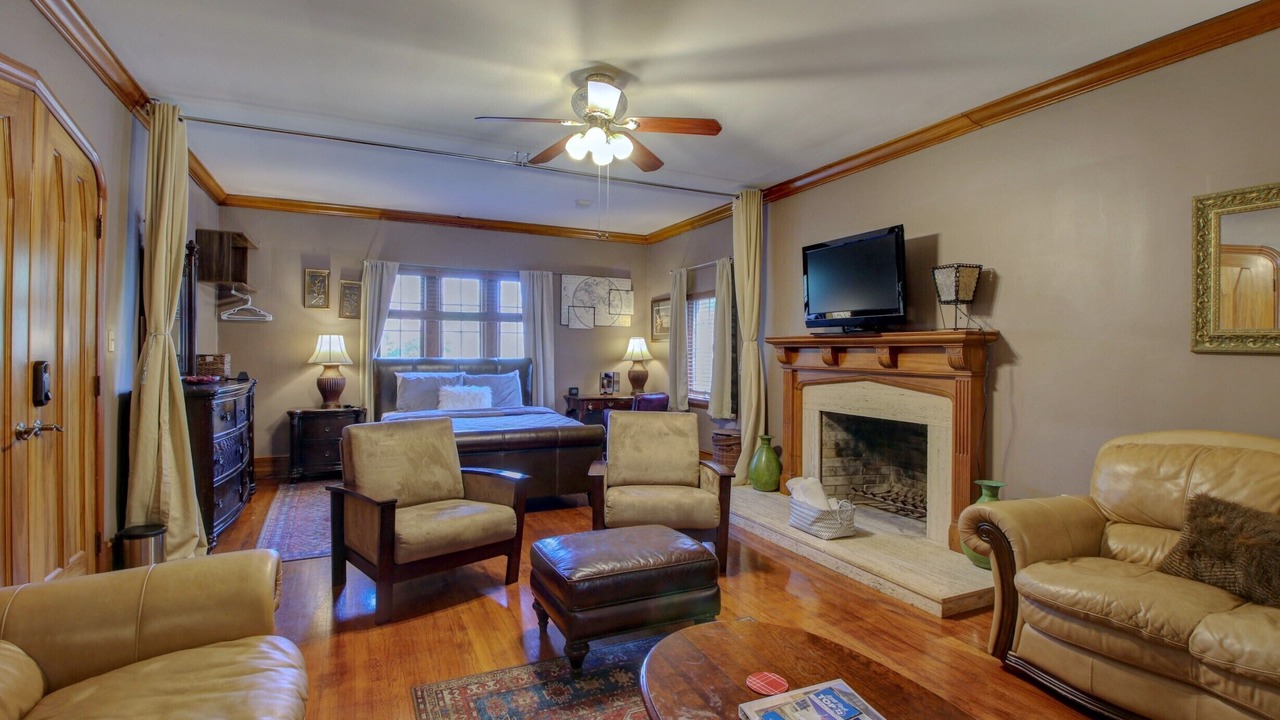 Photo of Livingroom in East of Broadway
