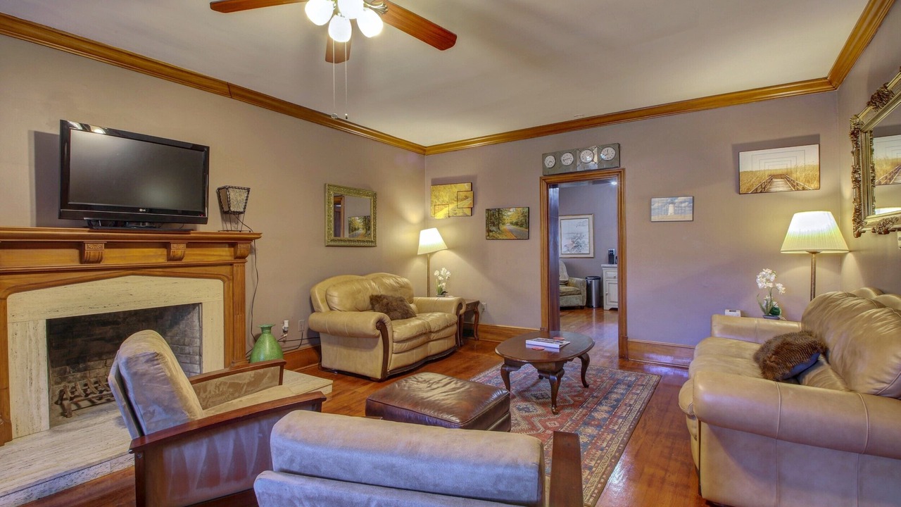 Photo of Livingroom in East of Broadway