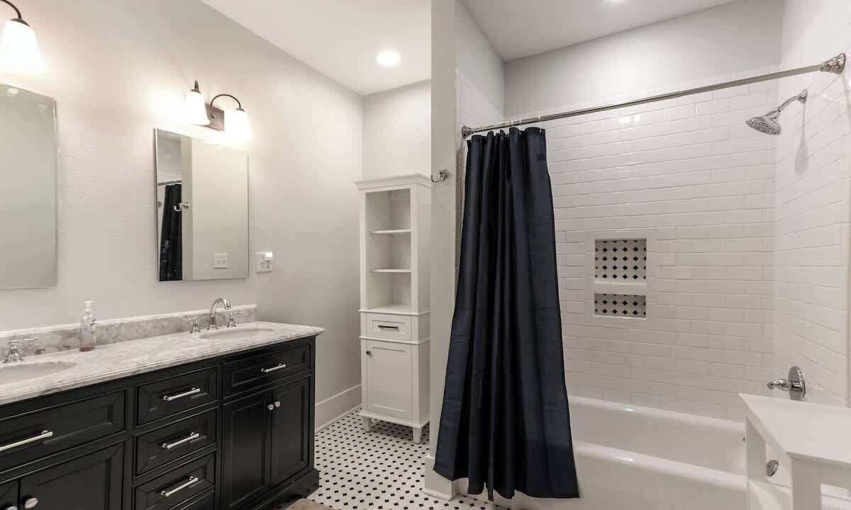 Photo of Bathroom in Highlands - Perkins