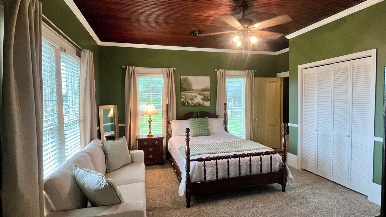 Photo of Bedroom in Kuttawa