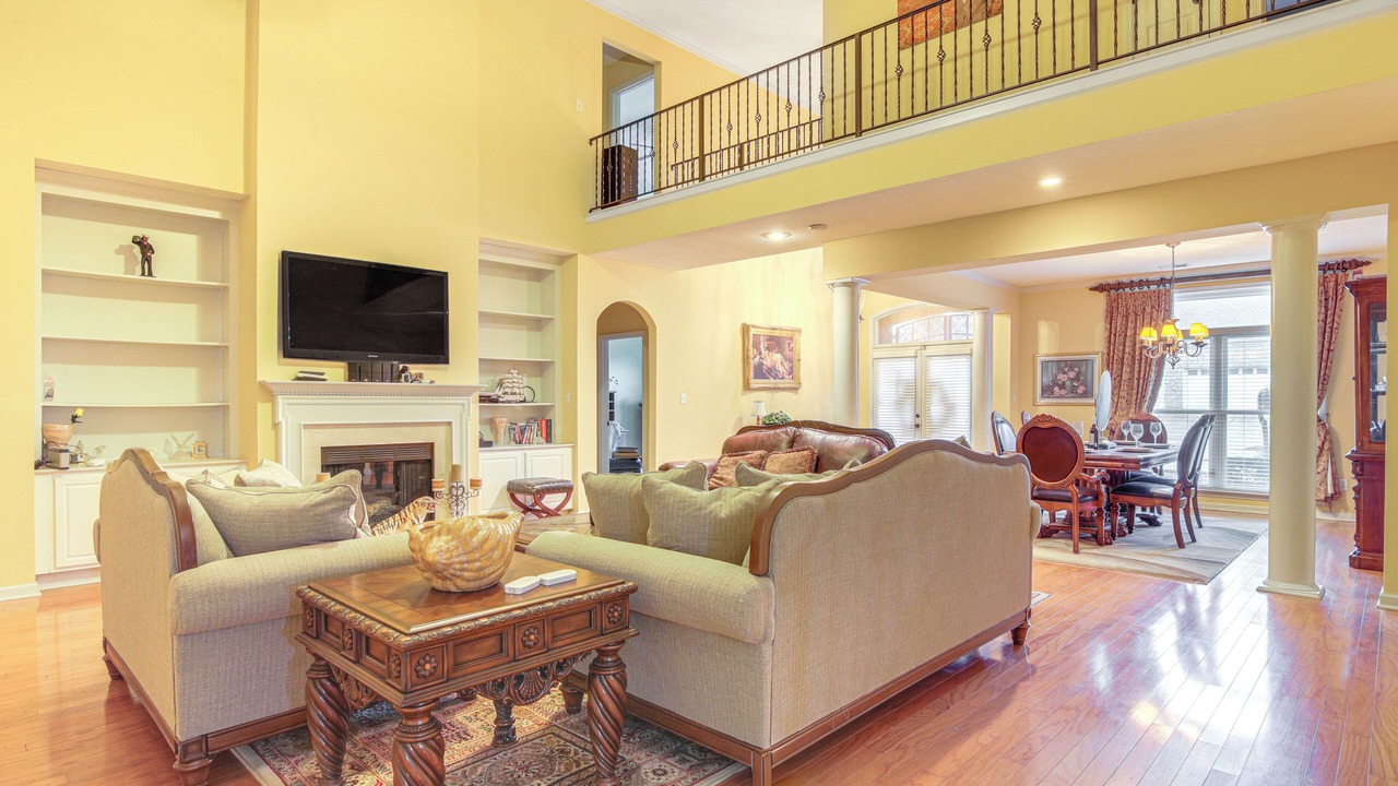 Photo of Livingroom in Lakes of Forest Hill