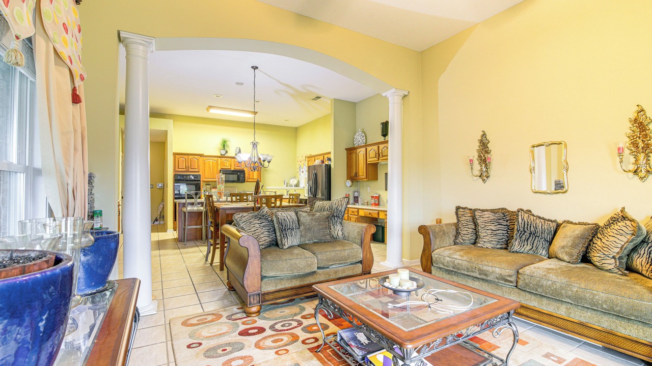 Photo of Livingroom in Lakes of Forest Hill