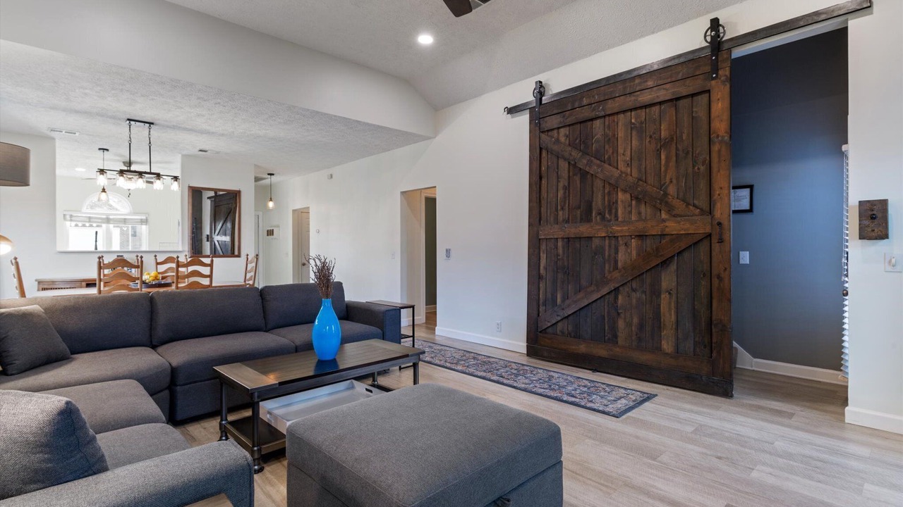 Photo of Livingroom in Hurwood Heights
