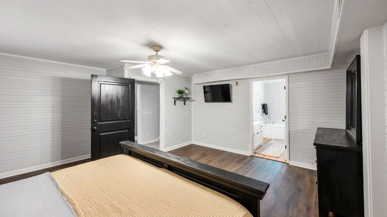 Photo of Bedroom in Morris Chapel