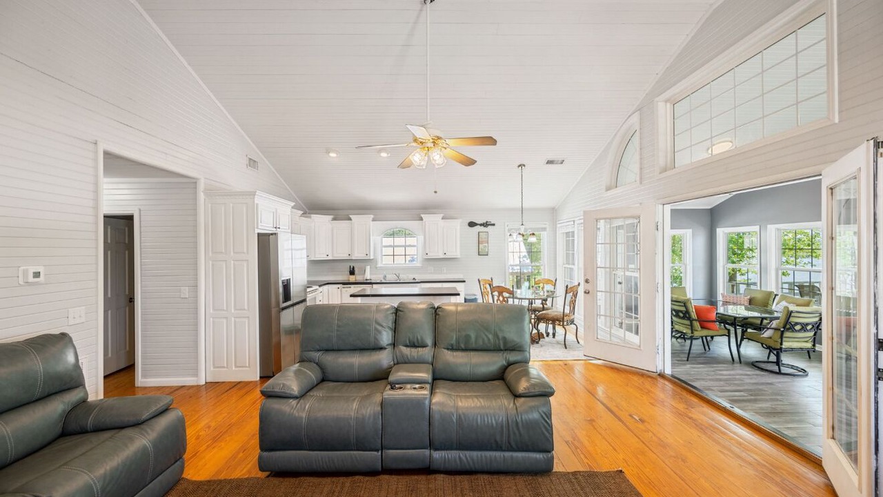 Photo of Livingroom in Morris Chapel