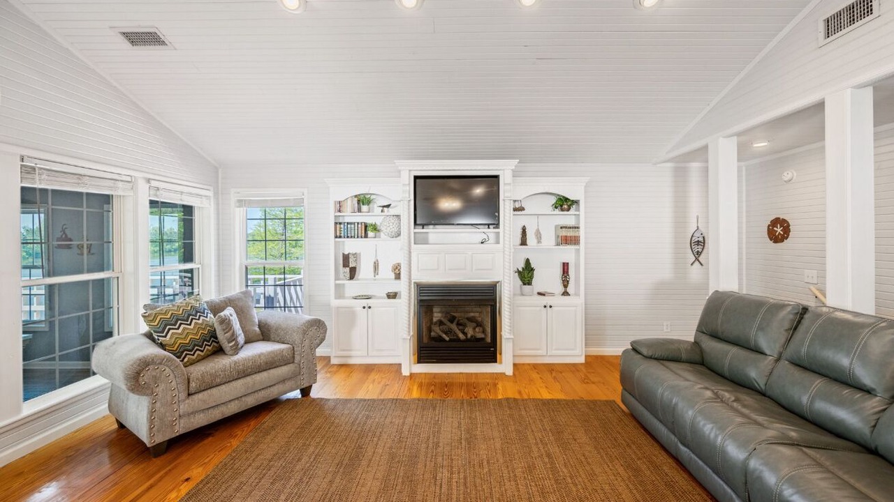 Photo of Livingroom in Morris Chapel