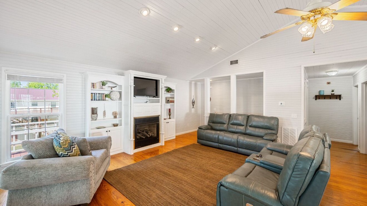 Photo of Livingroom in Morris Chapel