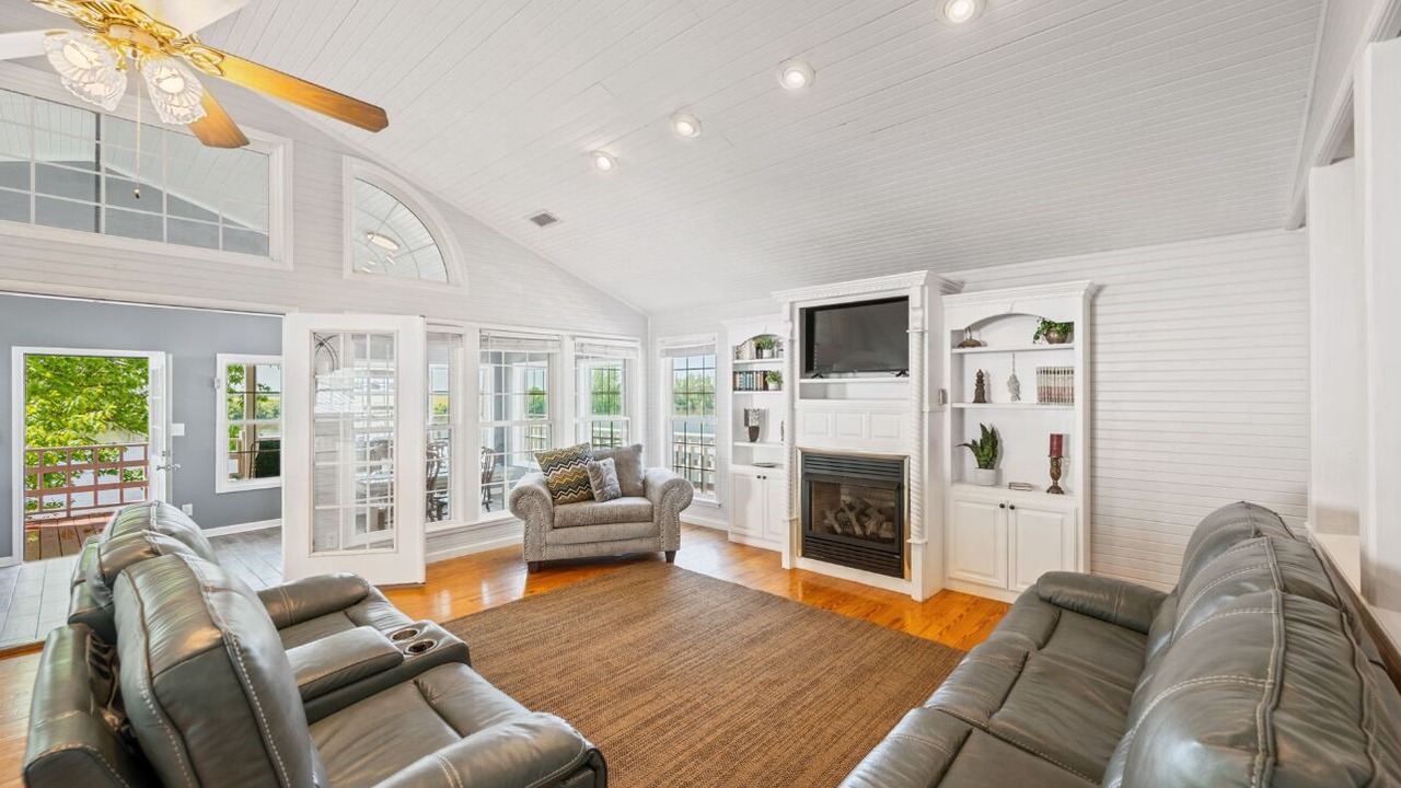 Photo of Livingroom in Morris Chapel