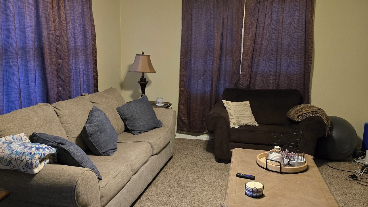 Photo of Livingroom in Lobdell/Woodale