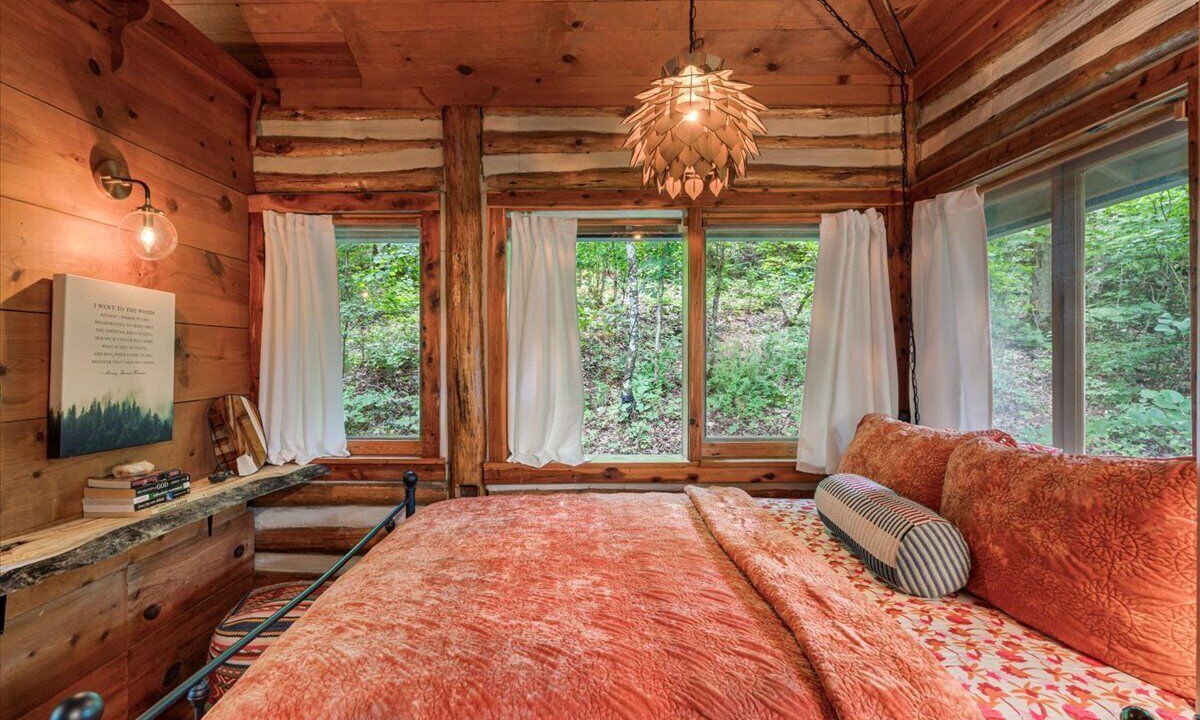 Photo of Bedroom in Eureka Springs