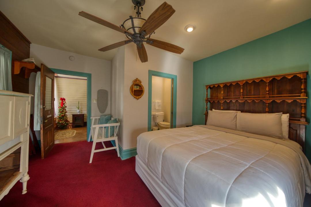 Photo of Bedroom in Eureka Springs Historic District
